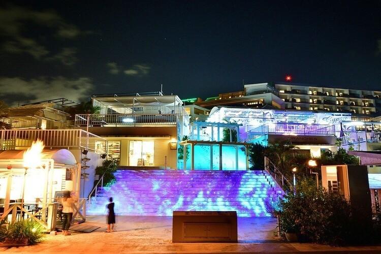 白い壁に映し出される光のアート