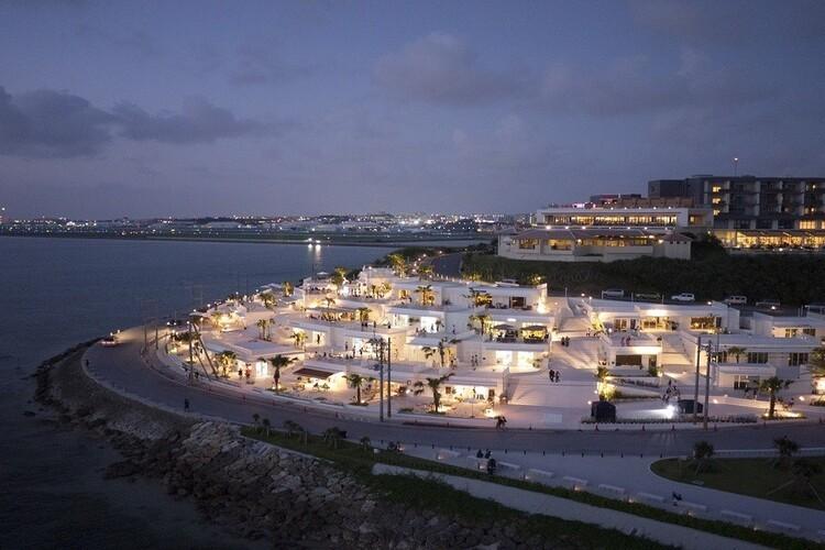 ライトアップされたテラス街がきらめくロマンチックなナイトスポット