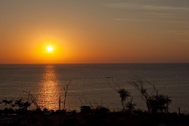 夕陽と海が溶け合う瞬間時間がゆっくり流れていくよう