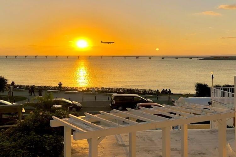 水平線に沈む太陽と飛行機が描く特別な“マジックアワー”