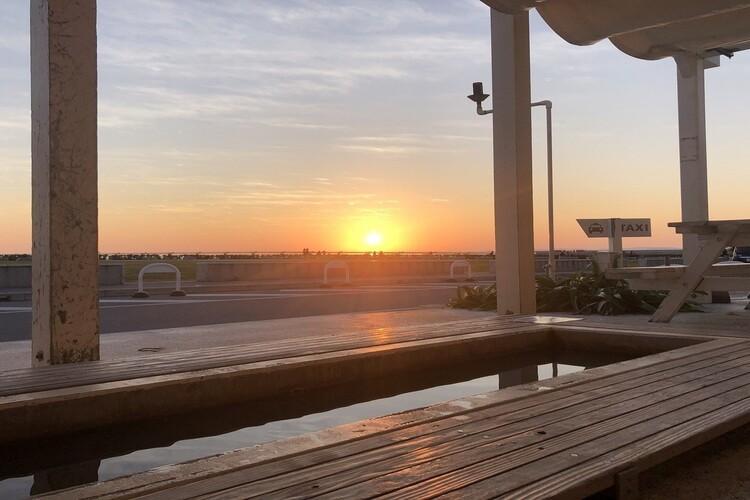 足湯に浸りながら眺めるサンセットが一日の終わりを優しく彩ります