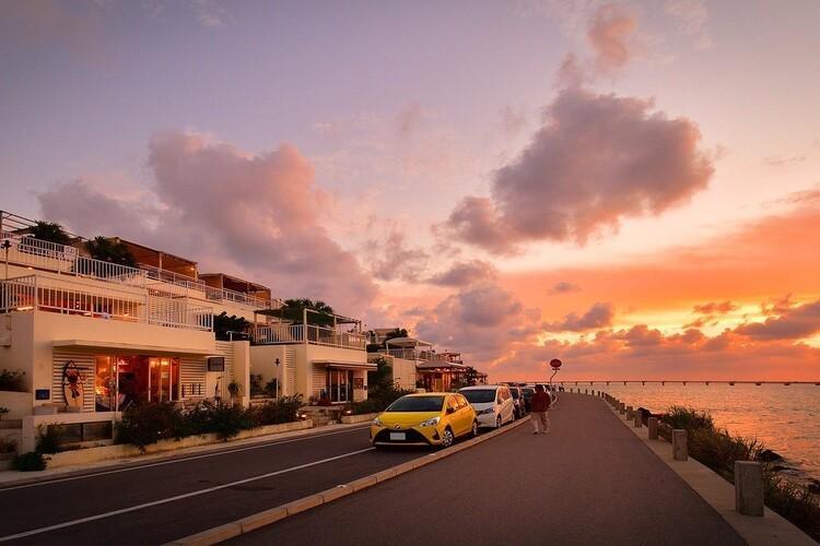 夕陽に染まる白い建物が幻想的なウミカジテラス