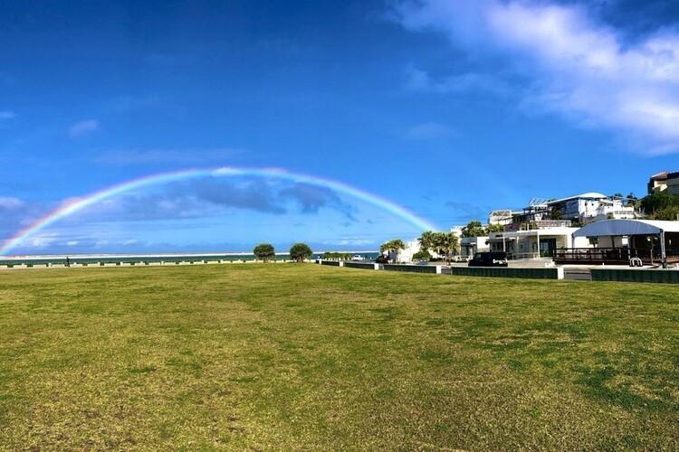 虹が白いテラス街を優しく包み込む奇跡のような風景