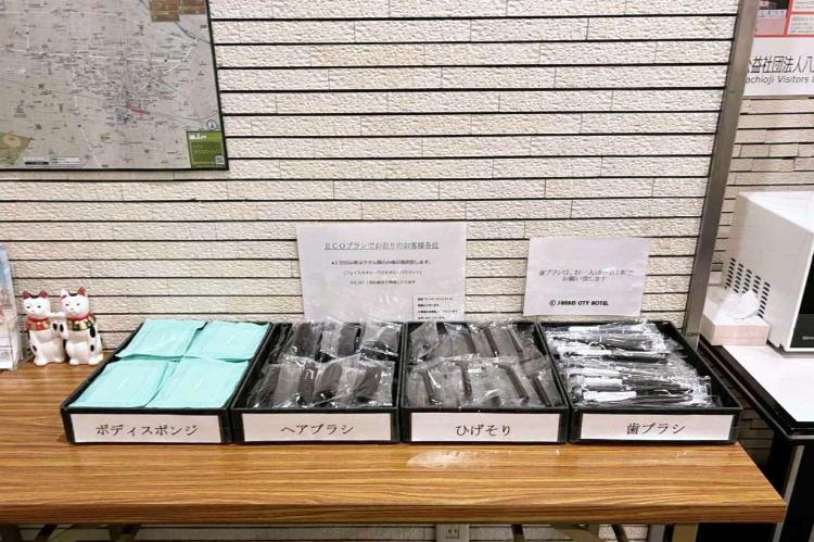 アメニティはフロント前にご用意しております。