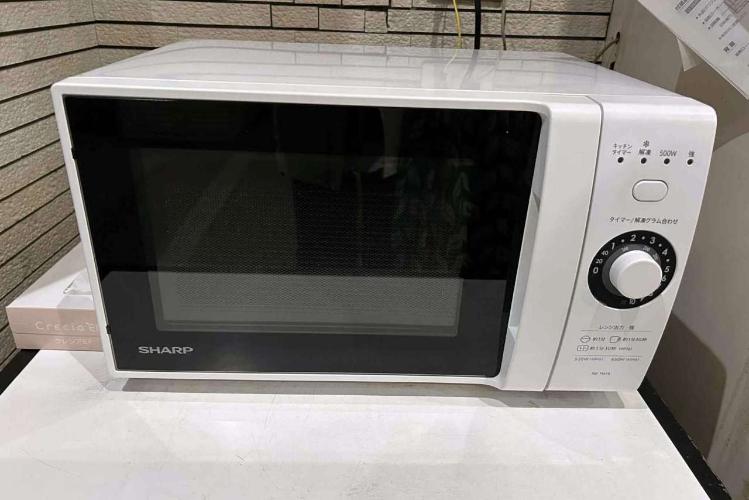 フロント前に電子レンジを設置しております。