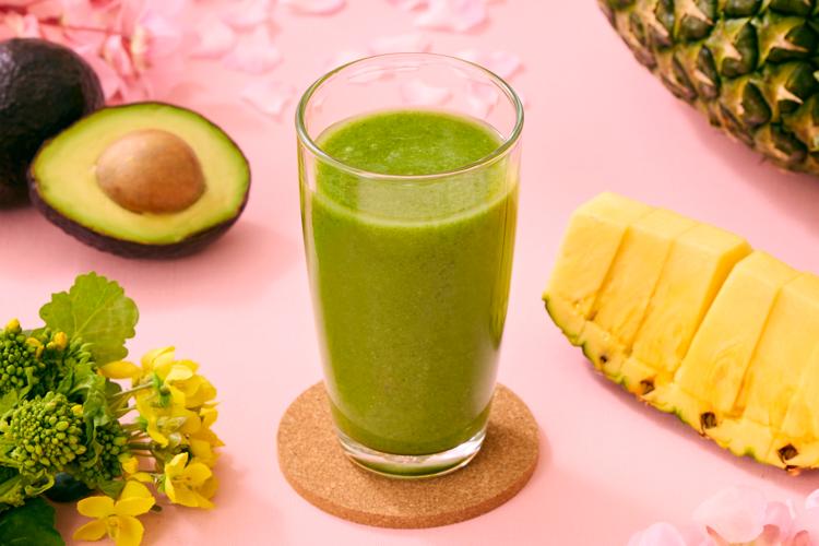 【菜の花とパインのスムージー】パインの甘みで飲みやすく仕上げた、菜の花の風味広がるグリーンスムージー