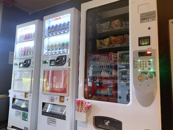 ■自動販売機（アルコール自販機2台・軽食自販機1台）