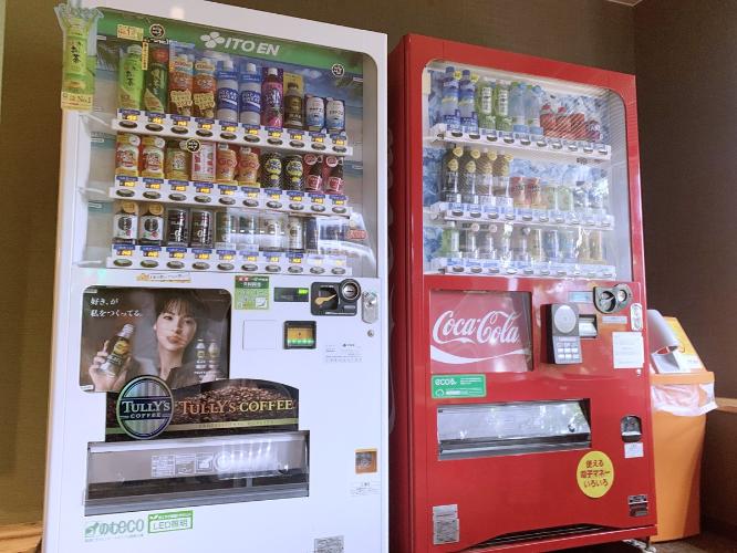 ■自動販売機（ソフトドリンク自販機2台）