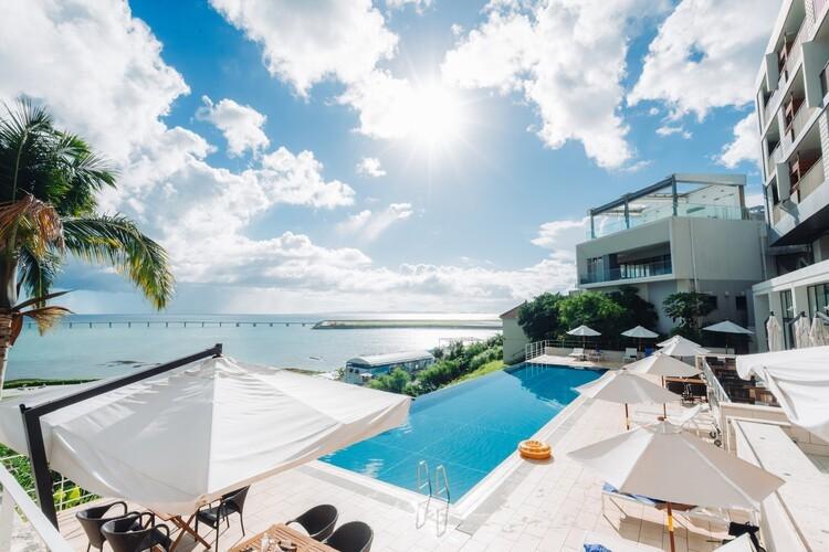 目の前に広がる水平線と一体化したようなプール