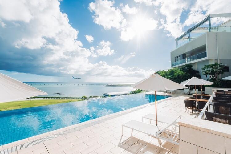 絶景インフィニティプールから望む、大迫力の飛行機