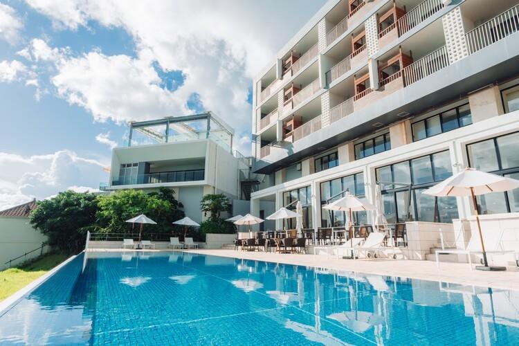 太陽の光を浴びて輝くプールサイド