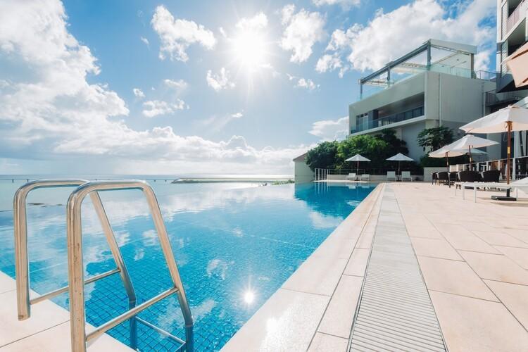 太陽と海、空が溶け合う、感動のインフィニティプール