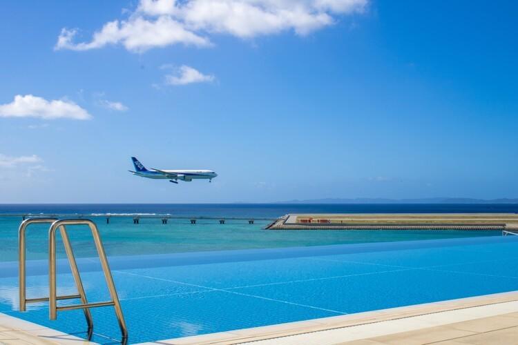 青い空青い海そして間近に見える機体