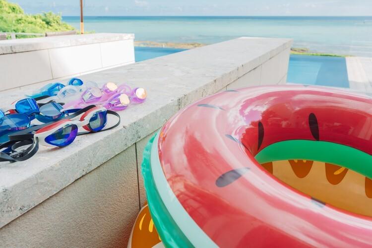 スイカの浮き輪とゴーグルで、リゾート気分MAX！