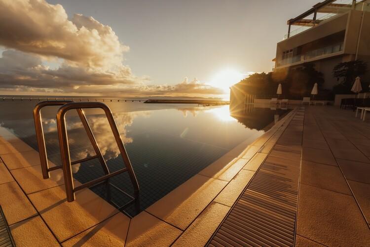黄金色に染まる水面と空に心奪われるひととき