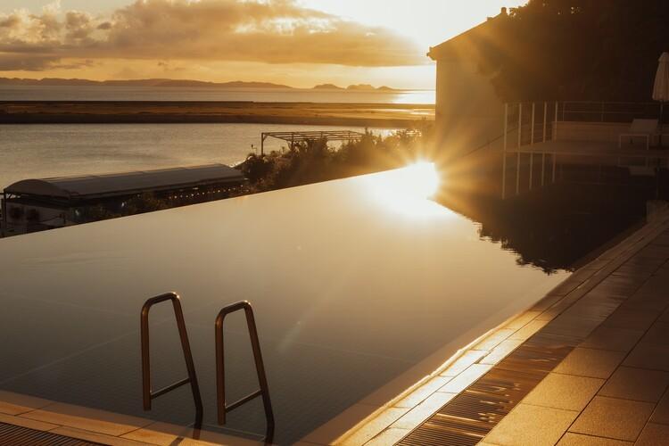 黄金色の輝きを纏うインフィニティプール