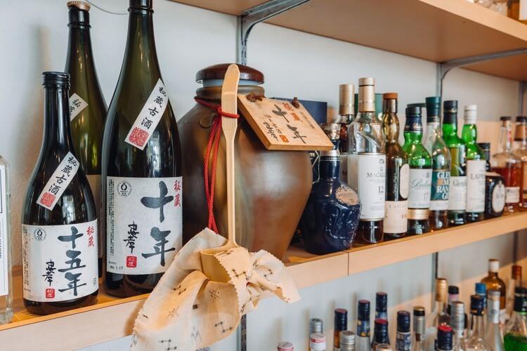 沖縄ならではの古酒やこだわりの地酒とともに