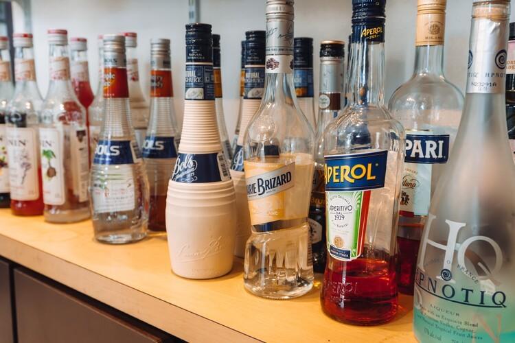 色鮮やかなリキュールが並ぶバーカウンター