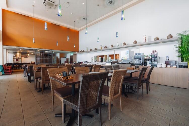 瀬長島ホテルの明るく開放的なレストラン