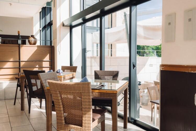 大きな窓からはテラスの開放的な景色が広がります