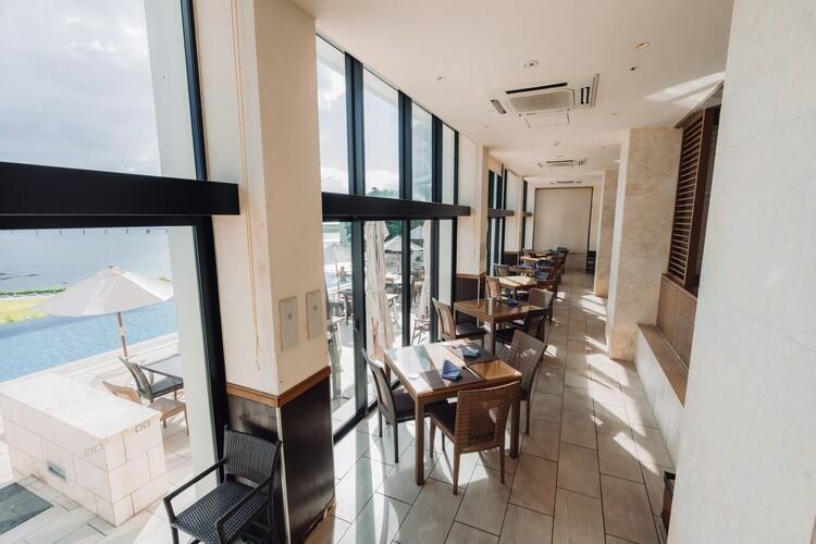 青い海とプールを眺めながら贅沢なひとときを