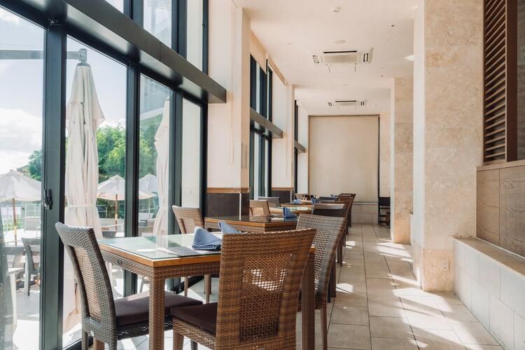 明るい空間でのお食事をお楽しみください