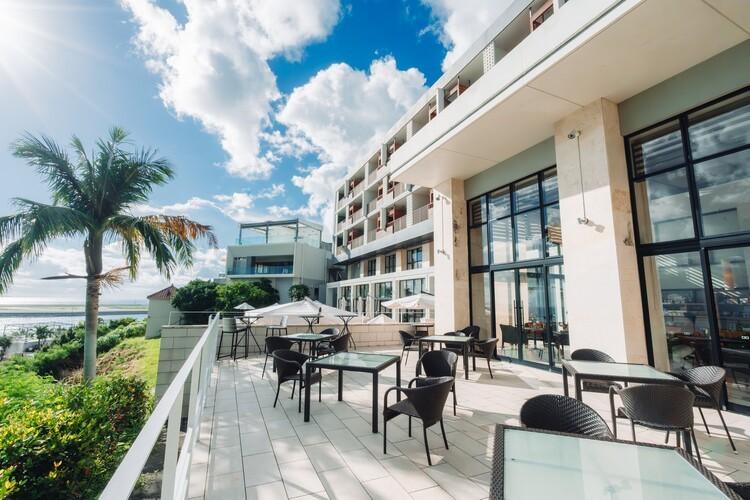 目の前には青い海と空、そしてヤシの木