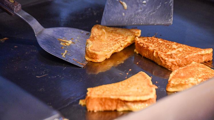 フレンチトーストは鉄板で焼きたてをご用意