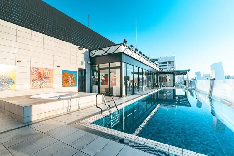 【シースループール】昼は、太陽の光を浴びながら泳ぎ、夜は、星空の下でカクテルを楽しむ