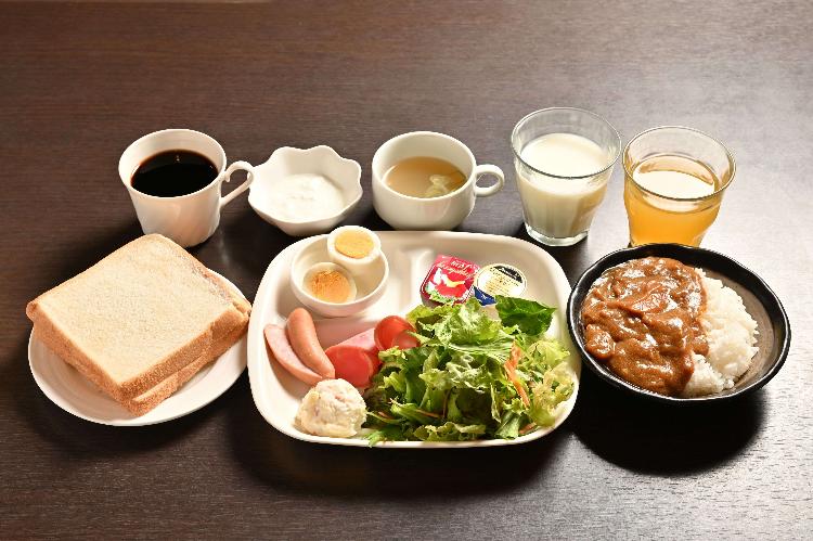 和洋選べる朝食◆カレーはお替り自由です。