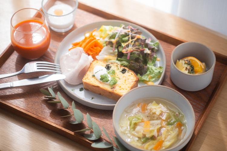 2026春_季節の洋食セット「季節野菜のケークサレと、春キャベツとベーコンのコンソメスープ」