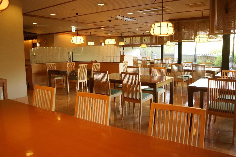 料理茶屋　燕楽-Utage-。半個室の椅子テーブル席は解放感を残しながらも居心地よいプライベート空間