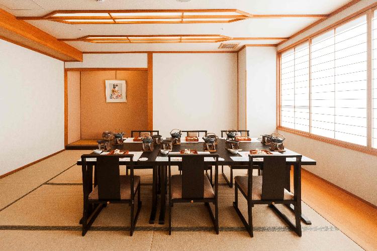 料理茶屋　燕楽-Utage-。椅子テーブル、もしくは掘りごたつの個室では静かな空間でお食事を楽しめます。