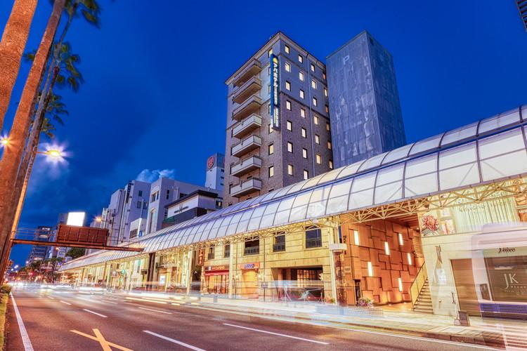 ホテル外観（夜）