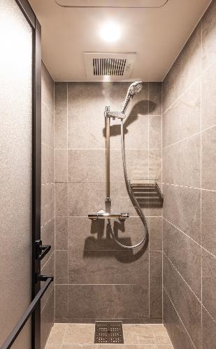 シャワーブース（シングル、セミダブル、エコノミーツイン、ツインルーム）