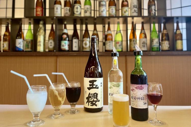 ドリンクサービスイメージ（地酒やソフトドリンクをお愉しみいただけます）