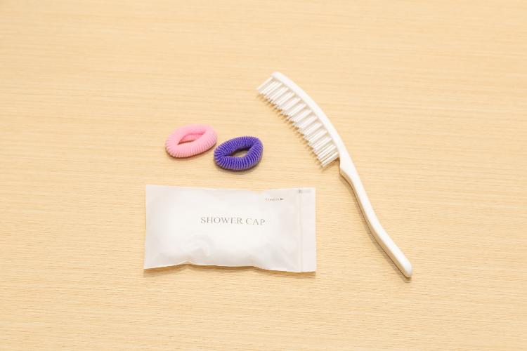 【ヘアゴム・シャワーキャップ・ヘアブラシ】2階アメニティバイキングにご用意しております。ご自由にお取りくださいませ。