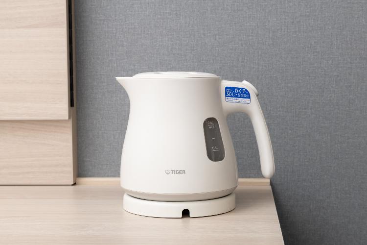 【電気ケトル】ご利用の際はコンセントにプラグを差し込みください。また、お部屋の水は飲料水としてもご利用いただけます。