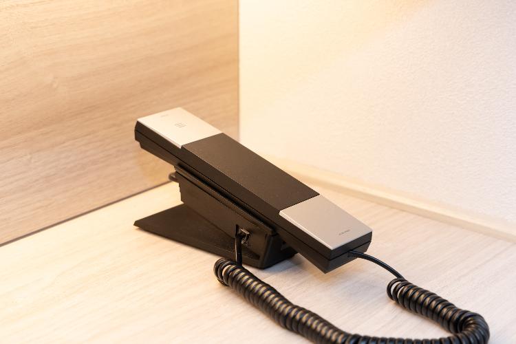 【内線電話】フロントとお部屋同士の通話が可能です。フロントへのご連絡の際は55番へお掛けください。外線はご利用いただけません。