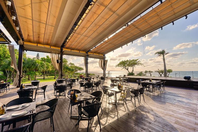 【BEACHSIDE GRILL 夏至南風】全席アウトドアの開放的な空間で、ゆったりとお楽しみください。※季節営業