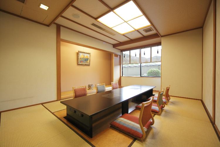 茶屋食事処（個室）。椅子テーブル、もしくは掘りごたつの個室で、静かな空間でお食事を愉しめます。