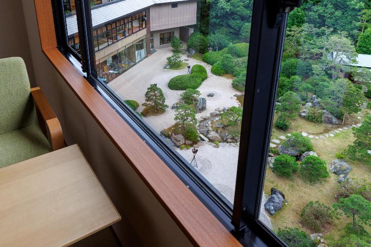 【2025年7月改装】和室ガーデンデラックス 当館自慢の日本庭園を臨む贅沢な空間です。
