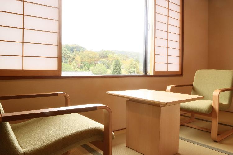 天童木工の上質なチェアでくつろぐ広縁