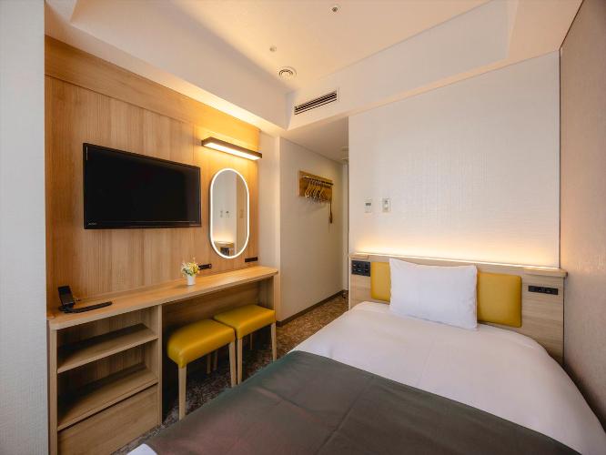 【シングル】少し広めのセミダブルベッドで。ゆっくりとお休みいただけます。