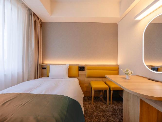 【シングル】少し広めのセミダブルベッドで。ゆっくりとお休みいただけます。