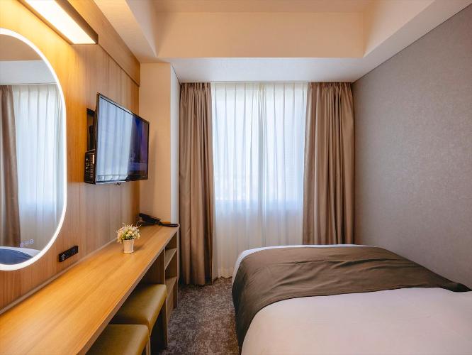 【シングル】少し広めのセミダブルベッドで。ゆっくりとお休みいただけます。