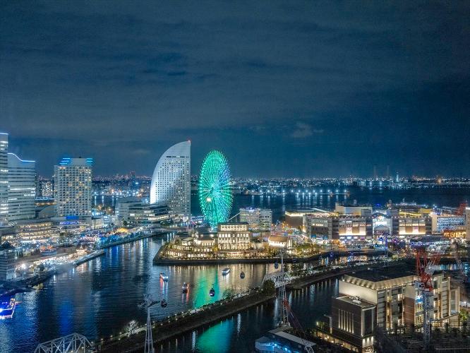 窓からは絵画のような夜景が。みなとみらいに面した当館だからこその、一味違う美しさをご体感ください。