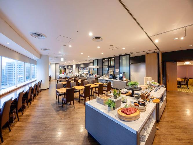 【朝食ビュッフェ】パノラマに広がる大きな窓から景色を眺め、贅沢な朝のひとときをお過ごしいただけます。