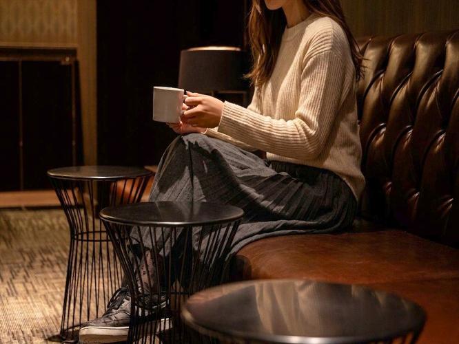 【会員専用ラウンジ】フリードリンクをご提供。ほっと一息、旅の疲れを癒してください。