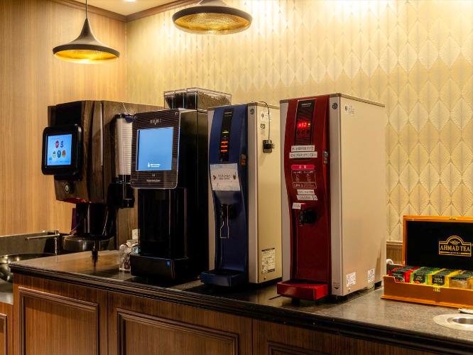 【会員専用ラウンジ】フリードリンクをご提供。ほっと一息、旅の疲れを癒してください。